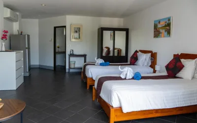 デラックスツインルーム — Deng's kamala beach Guesthouse