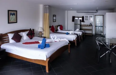 ファミリールーム — Deng's kamala beach Guesthouse